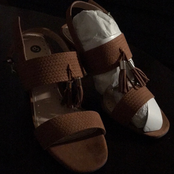 Brown tasselled sandals - Picture 5 of 7